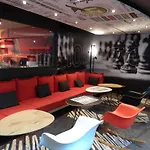 Ibis Pau 3* לסקאר