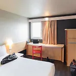 Ibis Pau فندق 3*