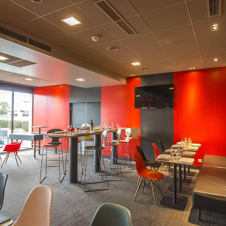 Ibis Pau 3* לסקאר