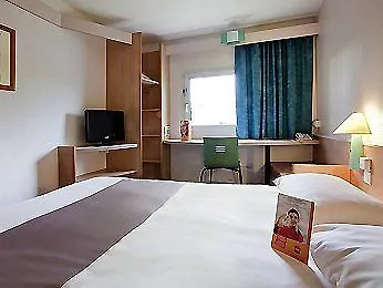 Ibis Pau מלון 3*