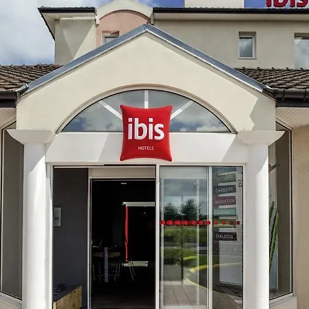Ibis Pau 3* לסקאר