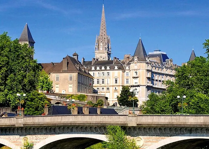 Ibis Pau 3* לסקאר